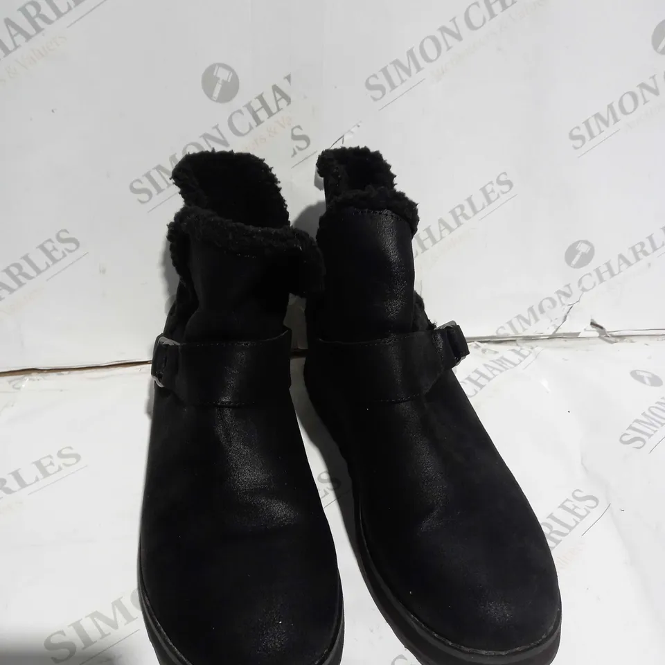 BOXED PAIR OF SKECHERS CABIN FEELS BOOTS BLACK SIZE 6