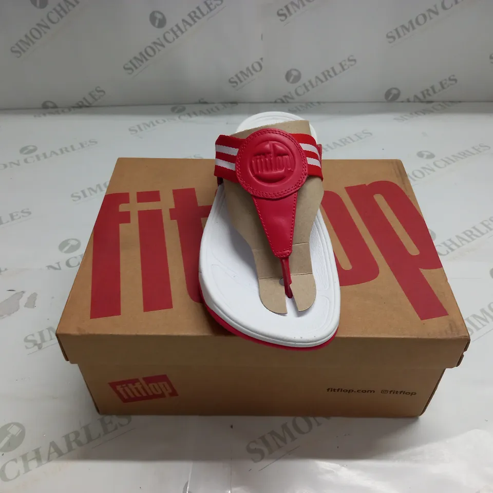 BOXED WALKSTAR TOE-POST SANDALS SIZE 4