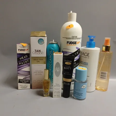 APPROXIMATELY 10 ASSORTED BEAUTY PRODUCTS TO INCLUDE TAN ORGANIC SELF TAN OIL, KVD TRUE PORTRAIT FOUNDATION, FUDGE PROFESSIONAL HEAD PAINT