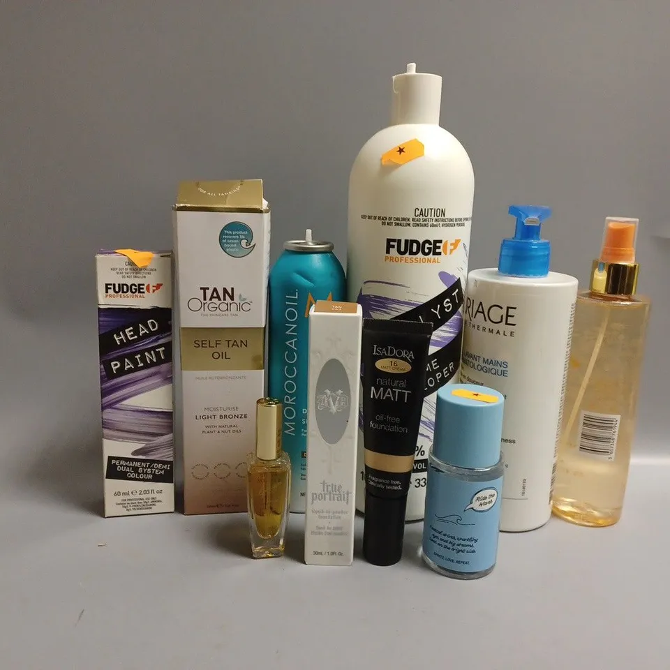 APPROXIMATELY 10 ASSORTED BEAUTY PRODUCTS TO INCLUDE TAN ORGANIC SELF TAN OIL, KVD TRUE PORTRAIT FOUNDATION, FUDGE PROFESSIONAL HEAD PAINT 