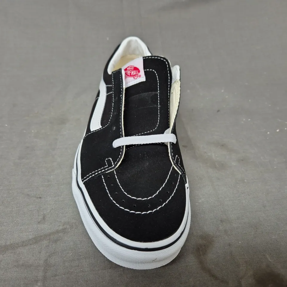 BOXED PAIR OF VANS SK8-LOW SHOES IN BLACK/WHITE UK SIZE 9