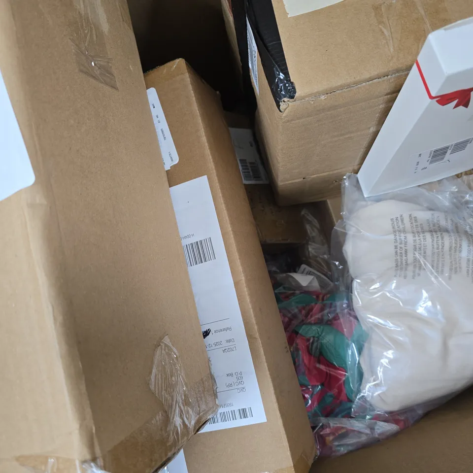 BOX OF APPROXIMATELY 10 ASSORTED HOUSEHOLD AND FASHION ITEMS IN VARIOUS COLOURS, STYLES, AND SIZES - COLLECTION ONLY