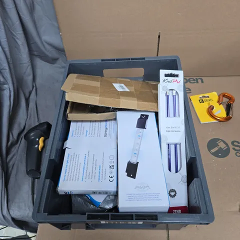 TOTE OF APPROXIMATELY 15 ASSORTED ITEMS TO INCLUDE: GRIVEL TWIN GATE CARABINER