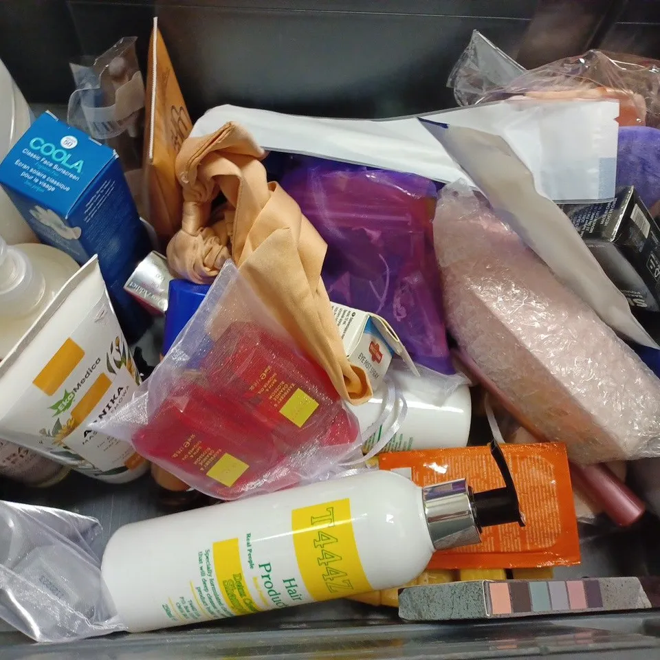 BOX OF APPROX 20 ASSORTED HEALTH AND BEAUTY ITEMS TO INCLUDE - T44Z HAIR MOISTURISER - NEOM PERFECT NIGHTS SLEEP - OLAY HYALURONIC 24 VITAMIN B5 ECT