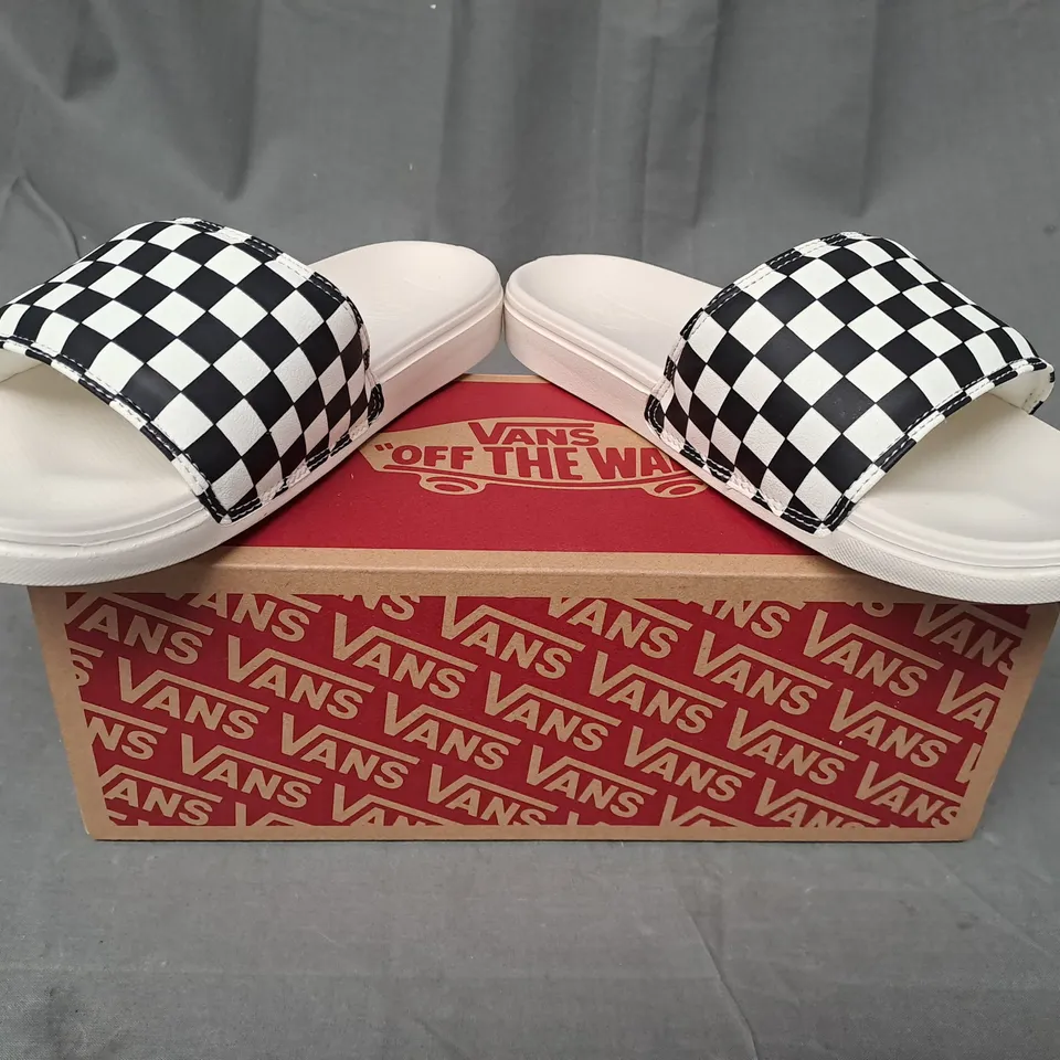 BOXED PAIR OF VANS LA COSTA SLIDERS IN WHITE/CHECKERBOARD UK SIZE 6.5