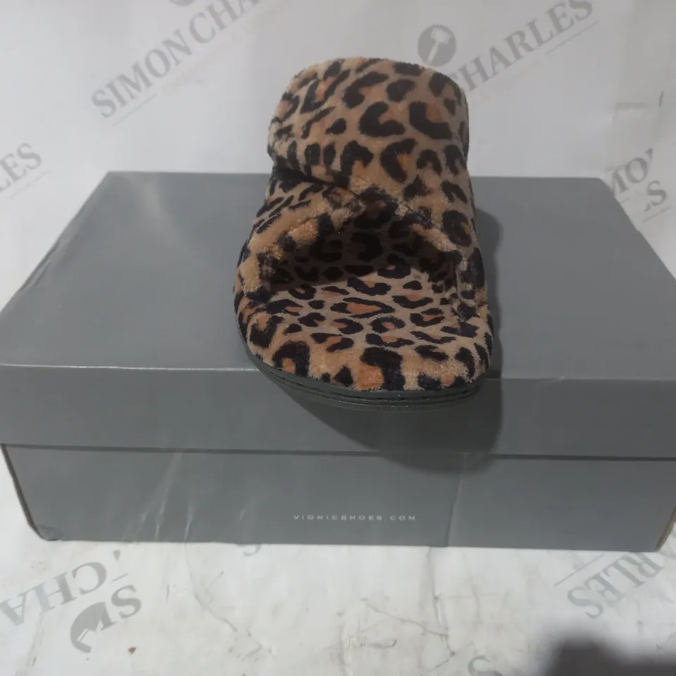 BOXED PAIR OF VIONIC OPEN TOE SANDALS IN LEOPARD PRINT SIZE 7