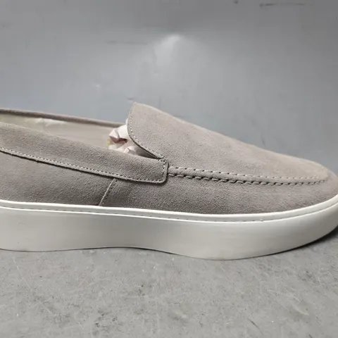 STEVE MADDEN SLIP ON SHOE IN GREY - UK 9