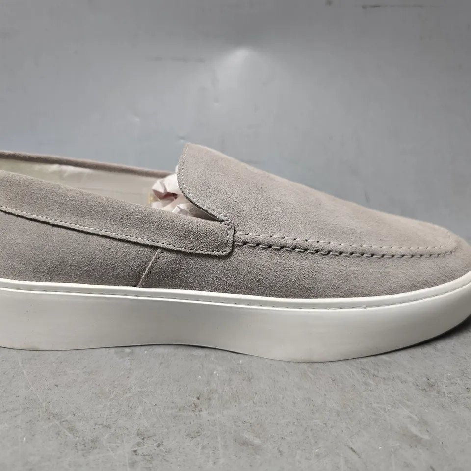 STEVE MADDEN SLIP ON SHOE IN GREY - UK 9 
