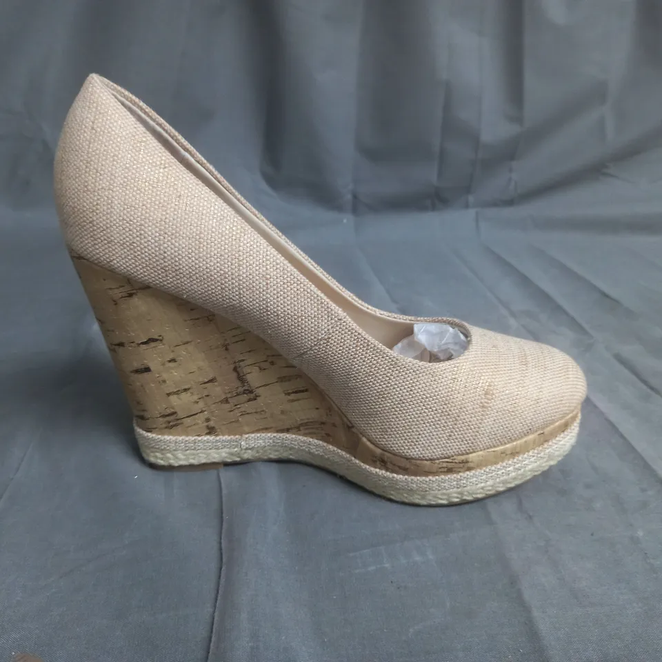 BOX OF APPROXIMATELY 8 DESIGNER WEDGE SHOES IN OAT MEAL - VARIOUS SIZES 