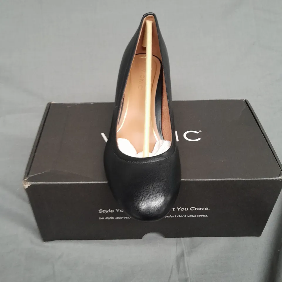 BOXED PAIR OF VIONIC BLACK BLOCK HEEL PUMP SIZE 6