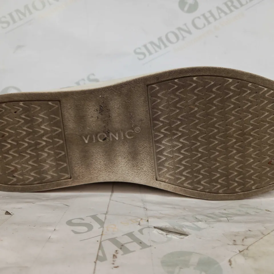BOXED PAIR OF VIONIC TRAINERS IN GREY/WHITE