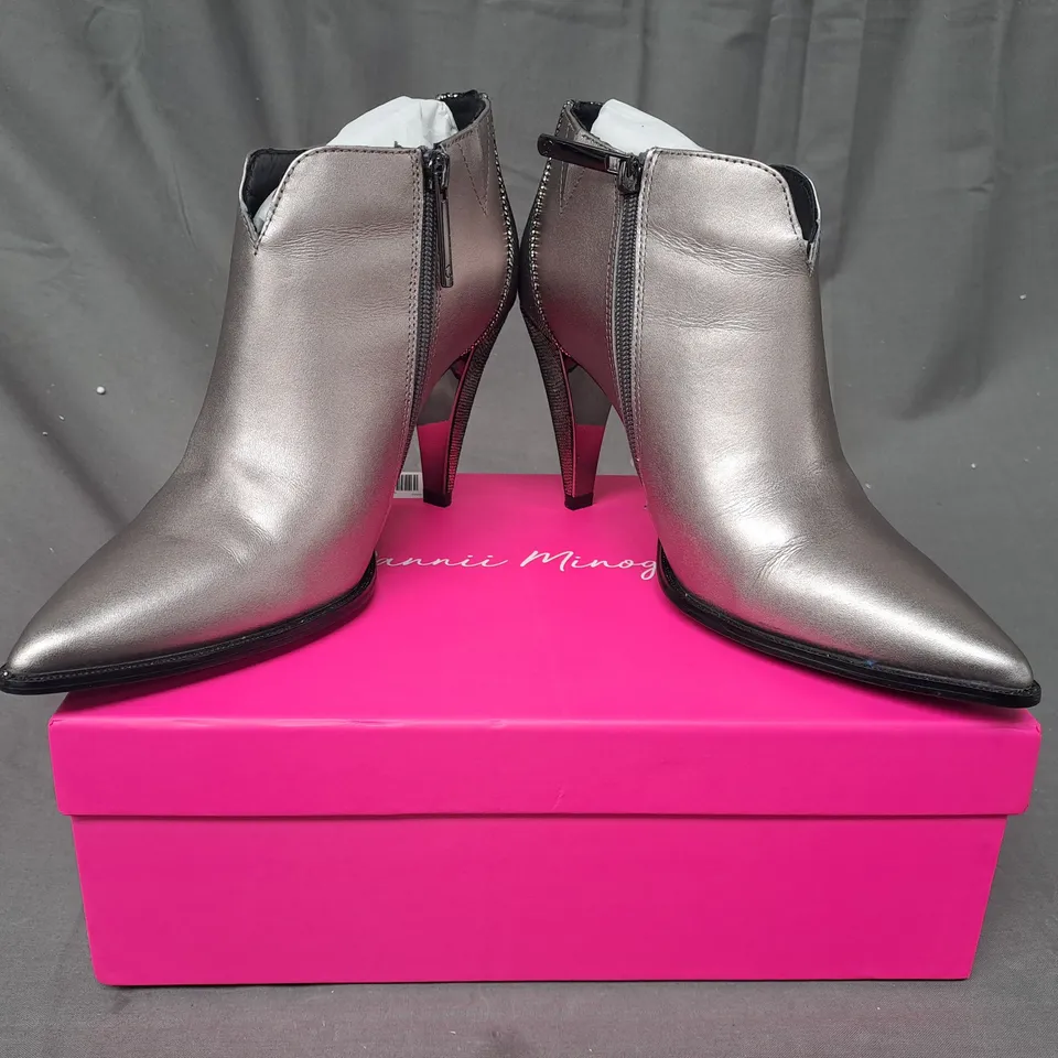 BOXED PAIR OF DANNII MINOGUE UPTOWN SUEDE HEELED BOOTS IN PEWTER UK SIZE 6