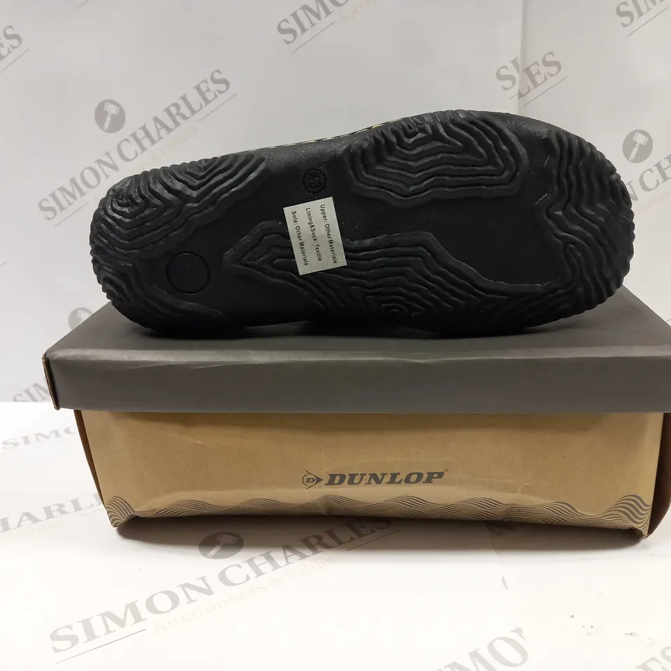 BOXED PAIR OF DUNLOP SANDALS IN BLACK UK SIZE 9 