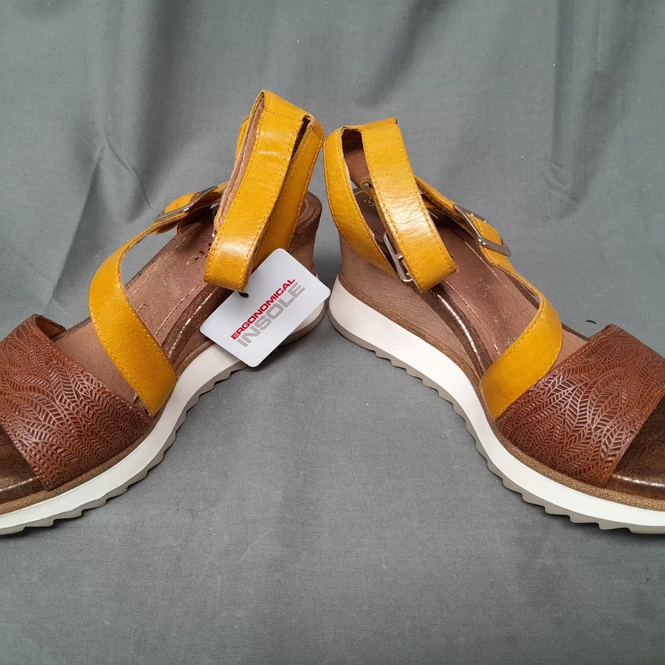 BOXED PAIR OF TAMARIS OPEN TOE WEDGE SANDALS IN BROWN/MUSTARD EU SIZE 37
