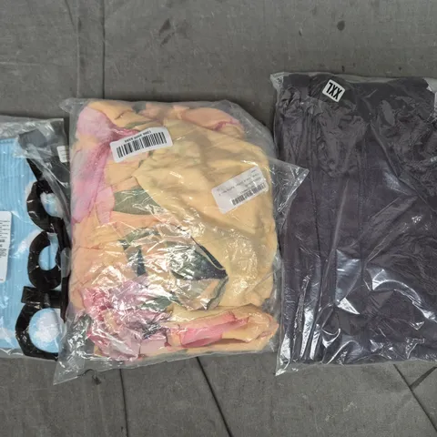 BOX OF APPROXIMATELY 25 ASSORTED CLOTHING AND FASHION PRODUCTS IN VARIOUS STYLES AND SIZES - COLLECTION ONLY
