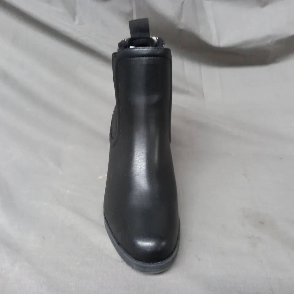 BOXED PAIR OF BLOWFISH MALIBU WEDGE ANKLE BOOTS IN BLACK SIZE 5