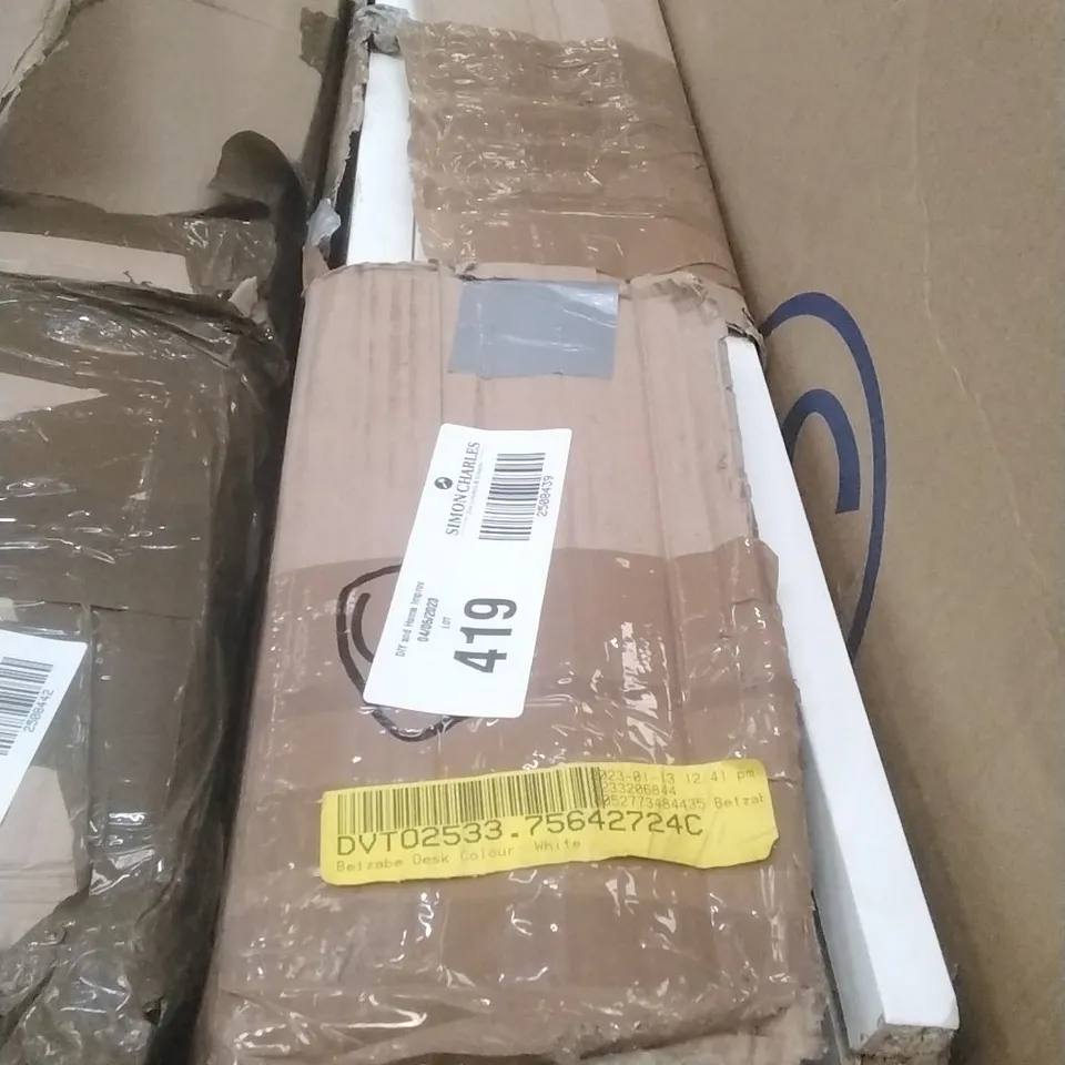 BOXED BETZABLE DESK - WHITE