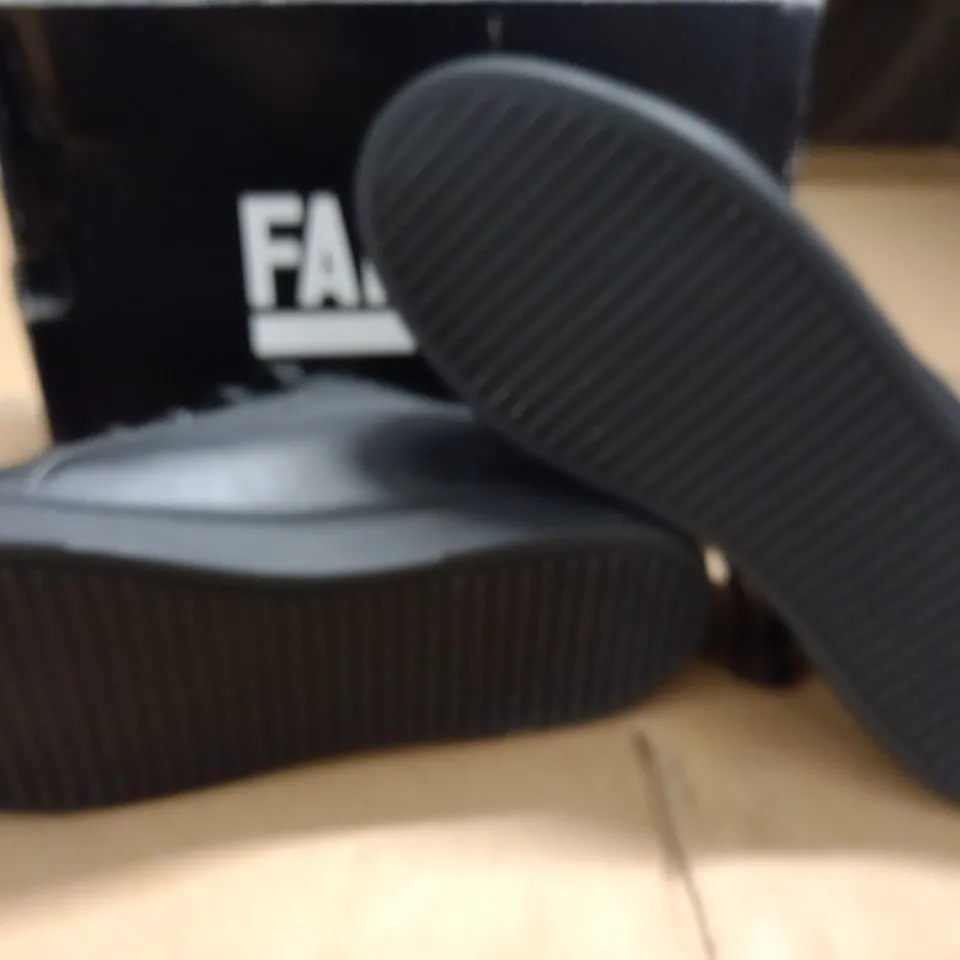 BOXED PAIR OF FABRIC BLAK TRAINERS - 7(40)