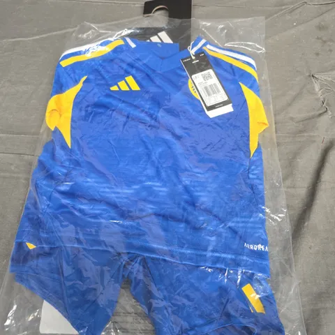 CHILDRENS ADIDAS LEEDS AWAY T-SHIRT AND SHORTS SIZE 3 - 4 YEARS 