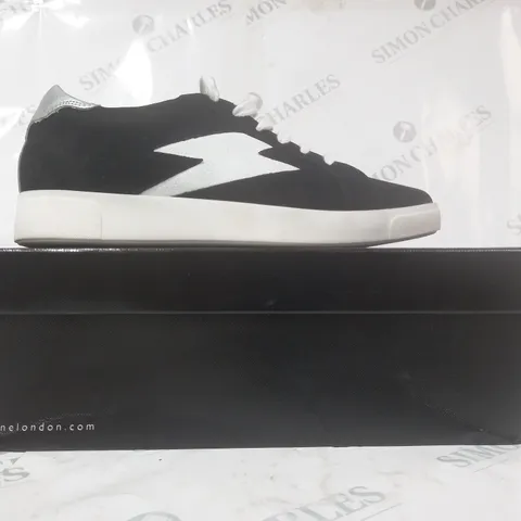 BOXED PAIR OF DUNE LONDON ENERGISED LIGHTNING BOLT TRAINERS IN BLACK/WHITE SIZE 6