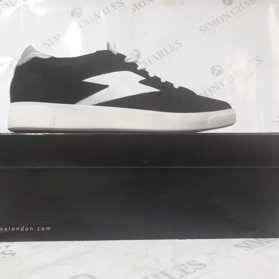 BOXED PAIR OF DUNE LONDON ENERGISED LIGHTNING BOLT TRAINERS IN BLACK/WHITE SIZE 6