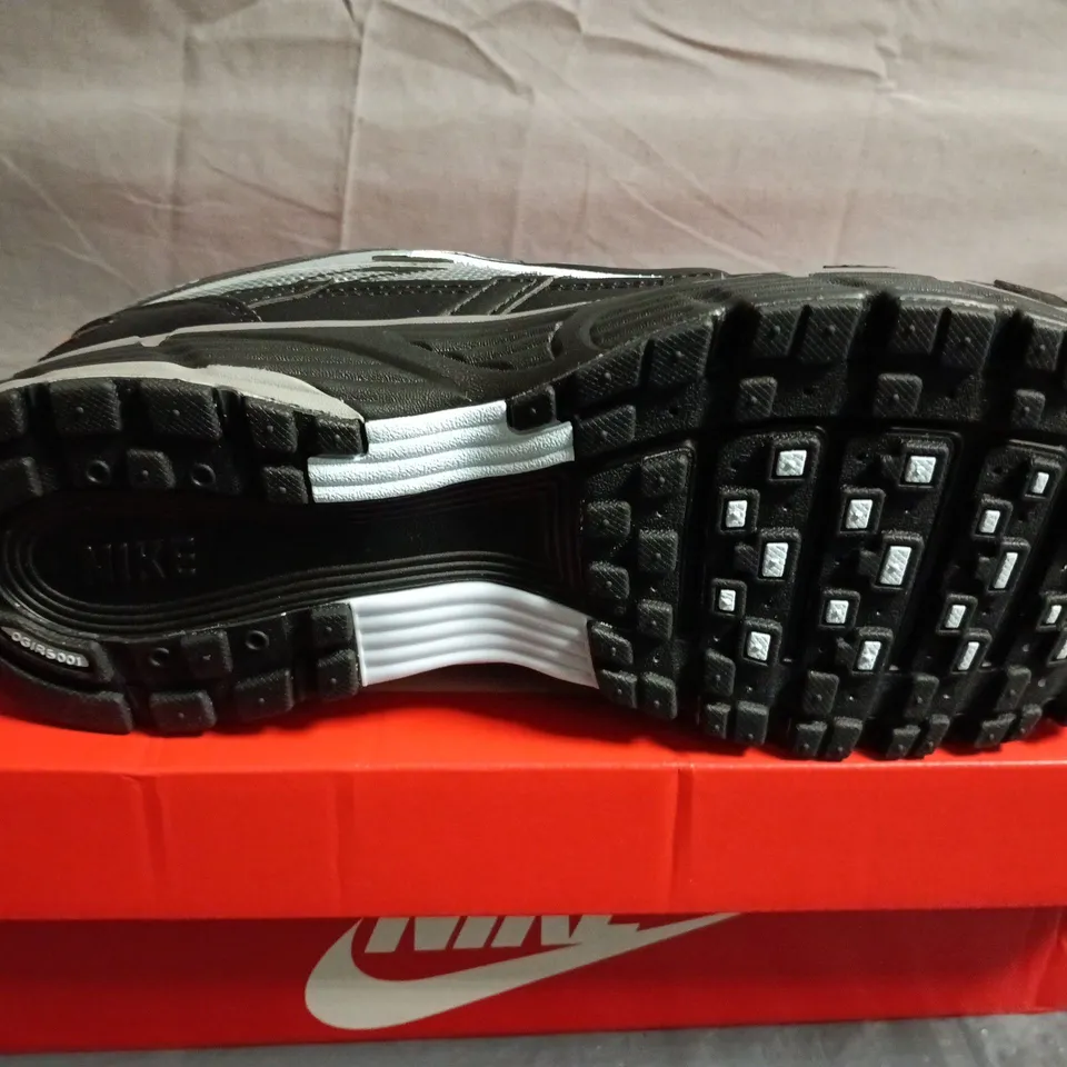 BOXED PAIR OF NIKE P-6000 SE TRAINERS – BLACK/COOL GREY, UK 9