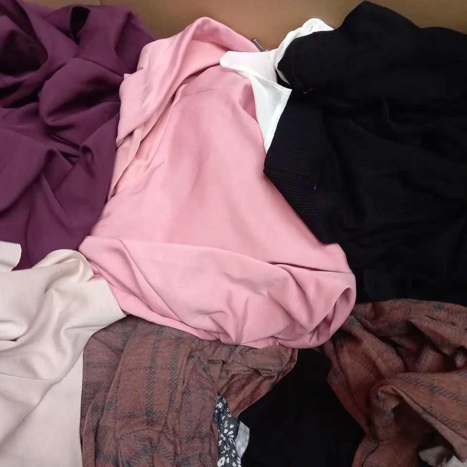 BOX OF APPROXIMATELY 20 ASSORTED CLOTHING AND FASHION ITEMS IN VARIOUS STYLES AND SIZES TO INCLUDE CUDDLDUDS, FRANK USHER, ETC