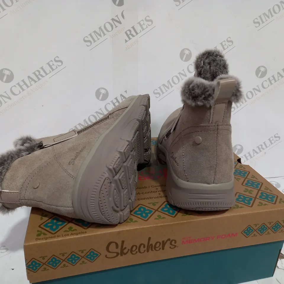 BOXED PAIR OF SKECHERS SIZE 6