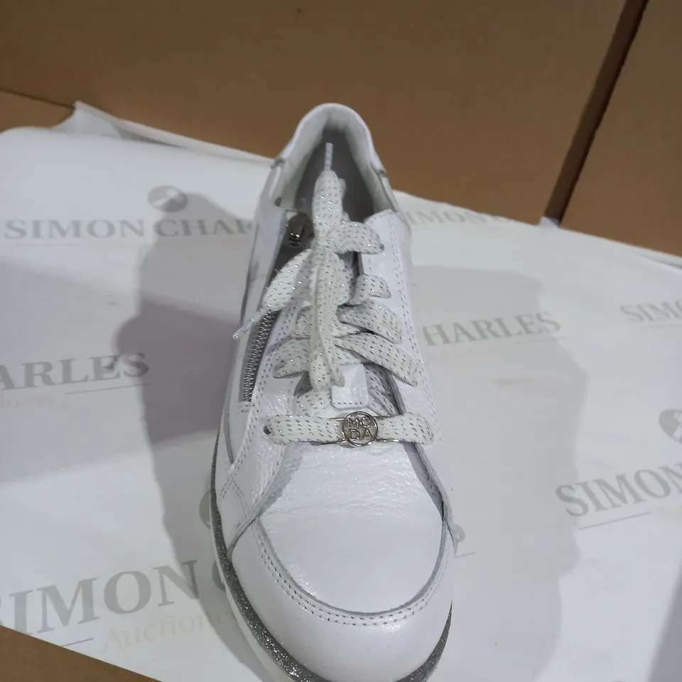 MODA WHITE  TRAINERS SIZE 5