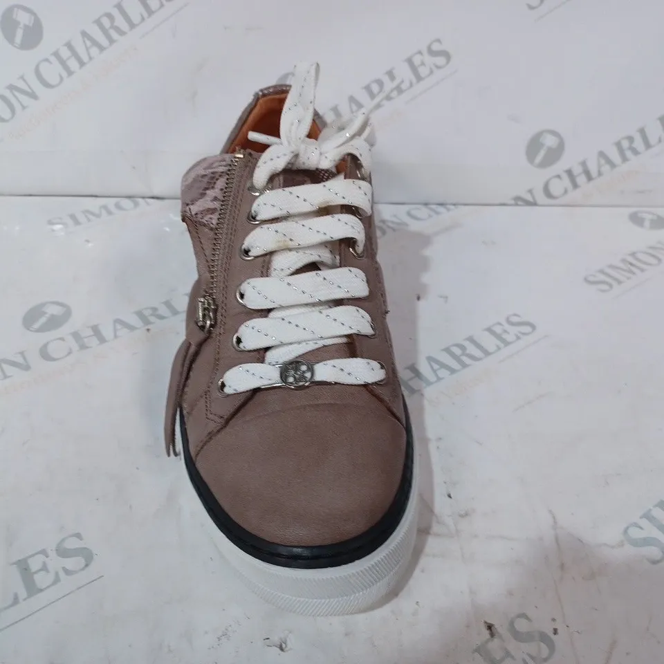 BOXED PAIR OF MODA IN PELLE BAYLEN TRAINERS IN TAUPE SIZE 7