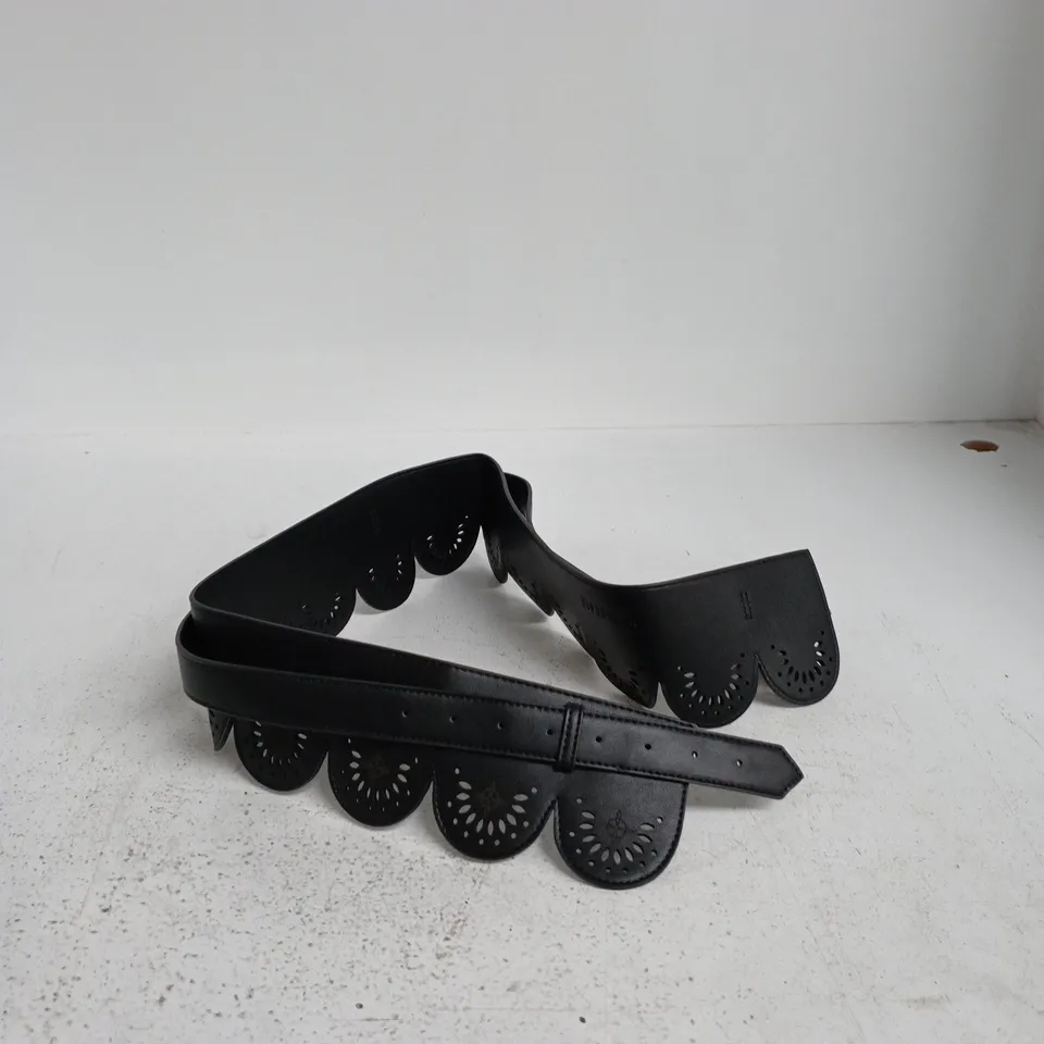 DISTURBIA KNOT SCALLOP CUT-OUT WAIST BELT – BLACK, SIZE L/XL