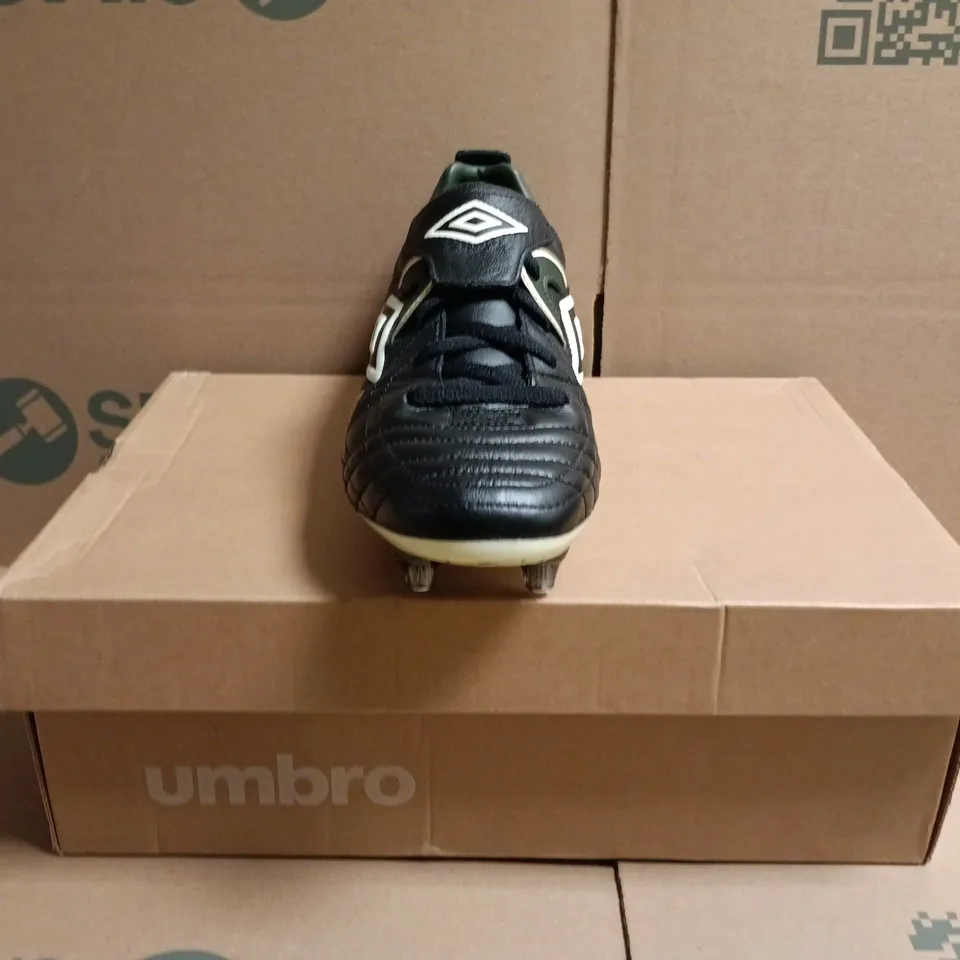 BOXED PAIR OF UMBRO FOOTBALL BOOTS IN BLACK/WHITE/BRITISH RACING GREEN/GOLD SIZE UK 8.5