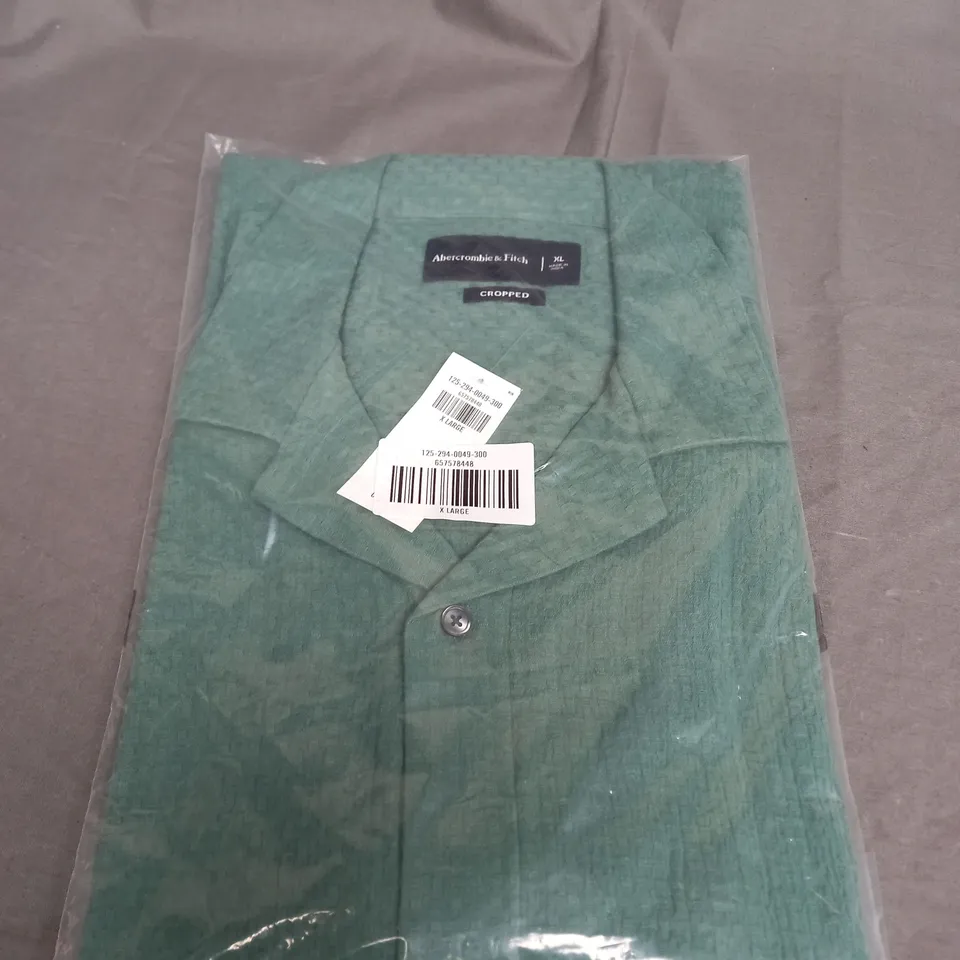 BAGGED ABERCROMBIE AND FITCH CROPPED BUTTONED SHIRT SIZE XL