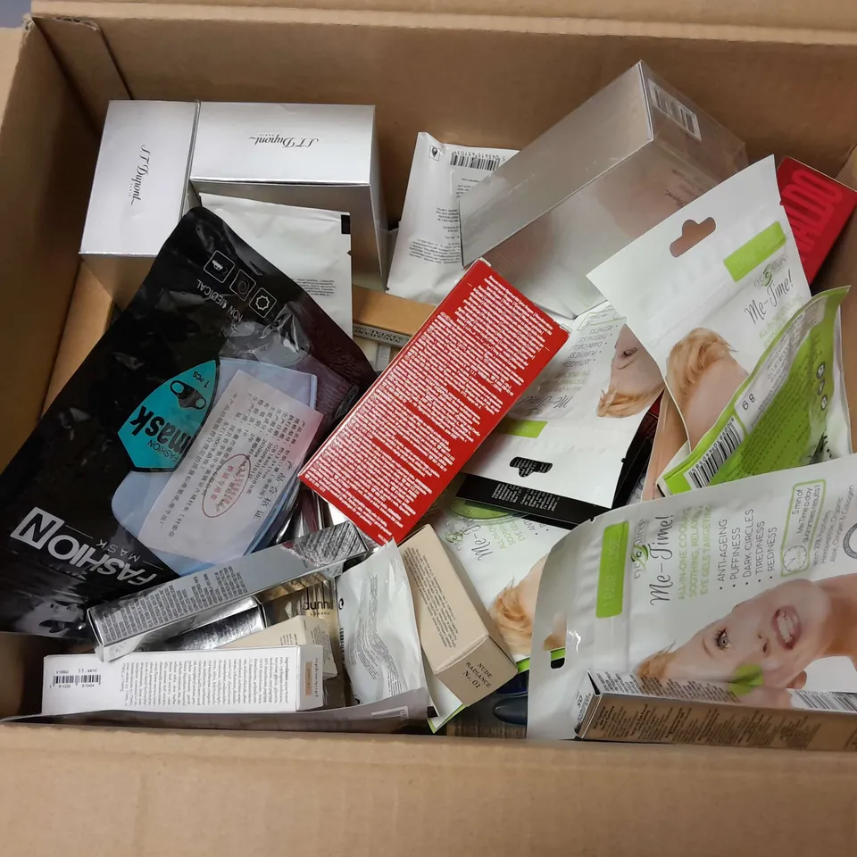 APPROXIMATELY 15 ASSORTED COSMETICS ITEMS TO INCLUDE ST DUPONT 58 AVENUE MONTAIGNE EAU DE TOILETTE, OLD SPICE SLUGGER, ME-TIME EYE SLICES, ETC