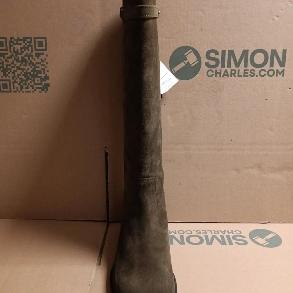 BOXED PAIR OF MASSIMO DUTTI COUNTRY BOOTS IN DARK SAGE SIZE UK 7