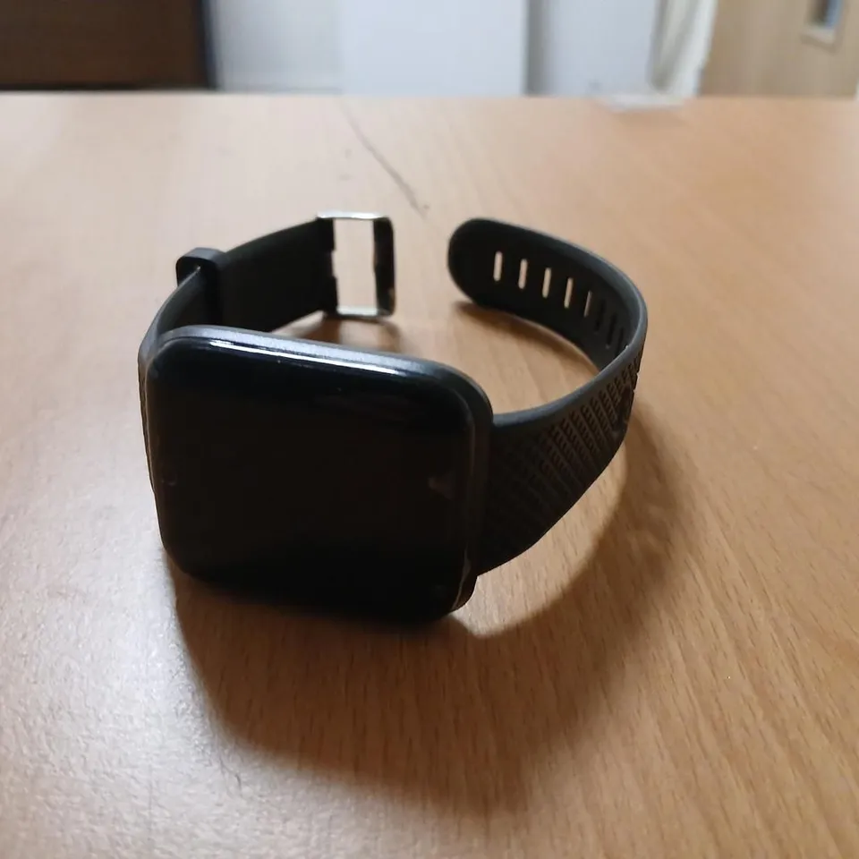 BLACK SMARTWATCH WITH SQUARE DISPLAY – SILICONE STRAP