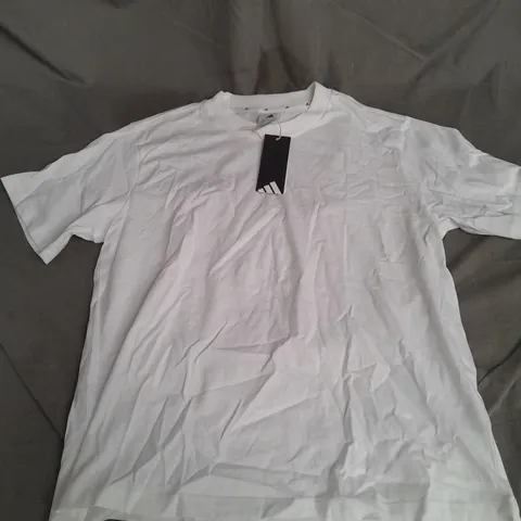 ADIDAS TSHIRT IN WHITE SIZE M