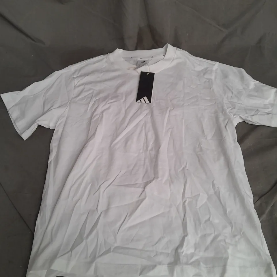 ADIDAS TSHIRT IN WHITE SIZE M