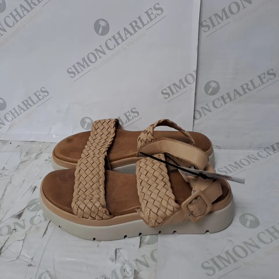 UNBOXED DUNE LORRIS SANDAL IN CARAMEL SIZE 4