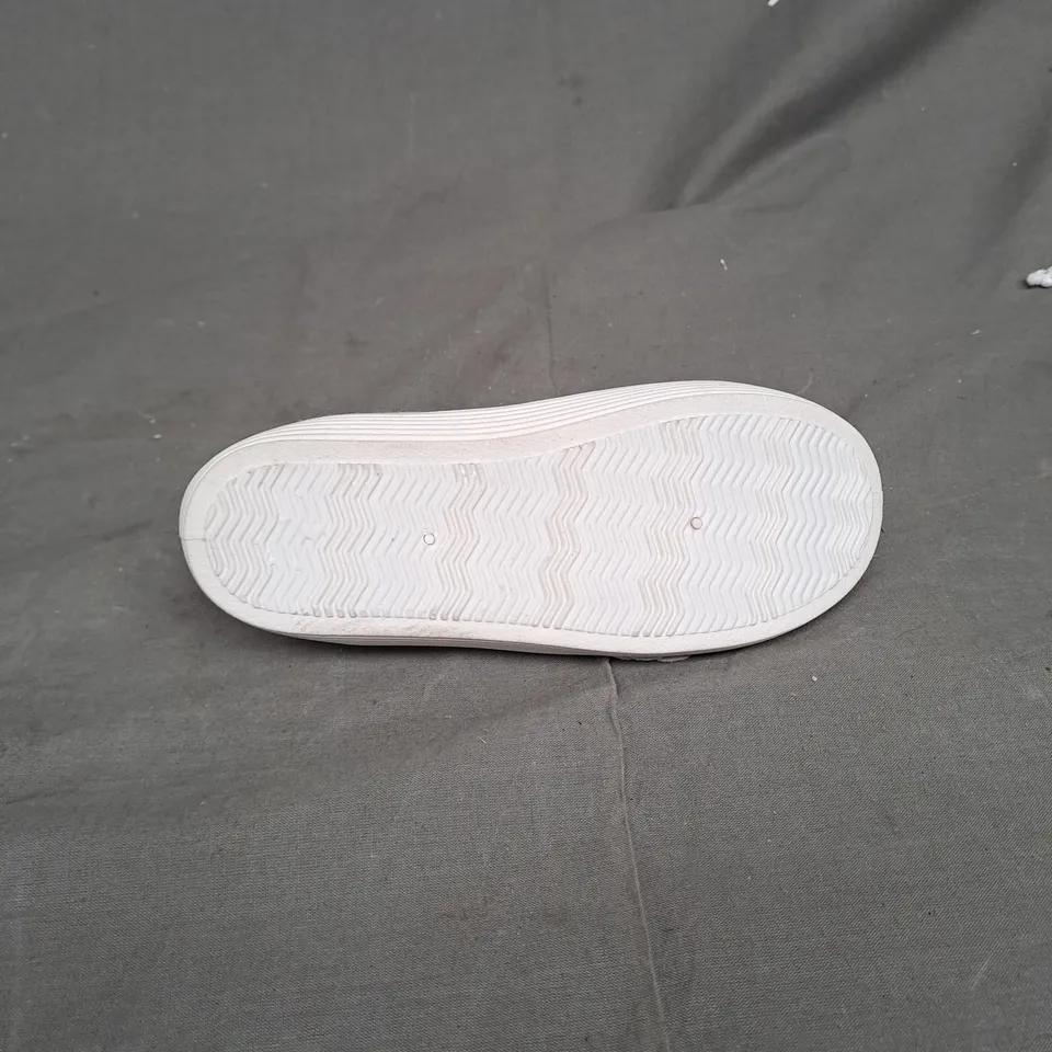 BOXED LOT OF APPROX 40 PAIRS OF CHILDREN'S WHITE PUMPS WITH FLOWER DETAIL. VARIOUS SIZES