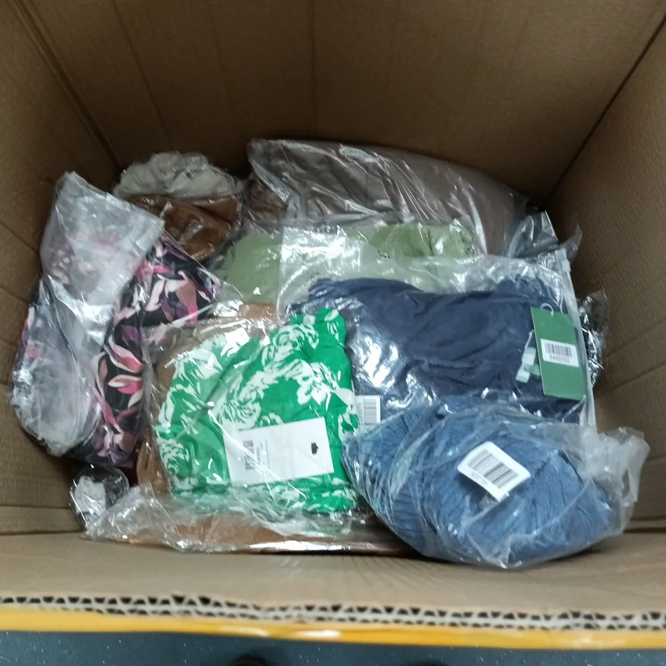 LOT OF APPROXIMATELY 35 ASSORTED CLOTHING ITEMS IN VARIOUS STYLES AND DESIGNS