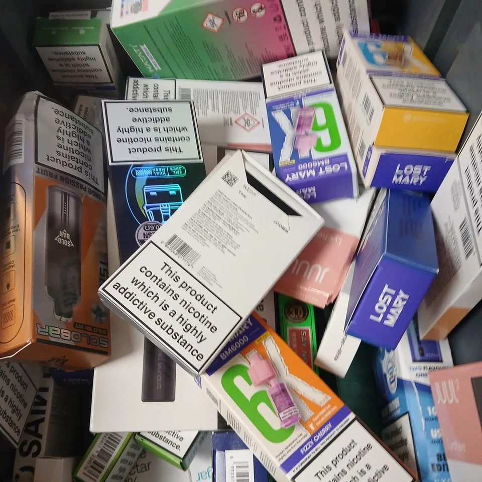 APPROXIMATELY 20 ASSORTED E-CIGARETTE & VAPING ITEMS IN VARIOUS BRANDS TO INCLUDE IVG, LOST MARY, HAYATI ETC 