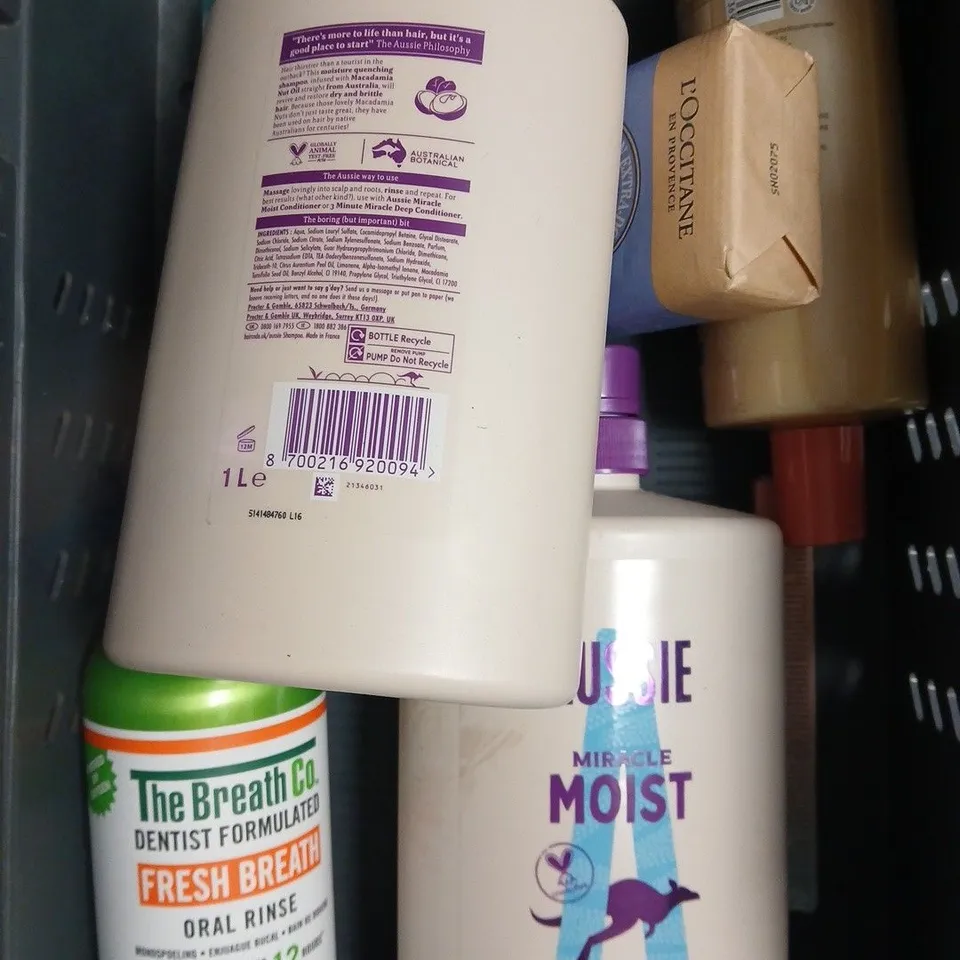 APPROXIMATELY 10 ASSORTED HEALTH & BEAUTY PRODUCTS TO INCLUDE AUSSIE SHAMPOO, TEETH WHITENING STRIPS, HAND CREAM ETC