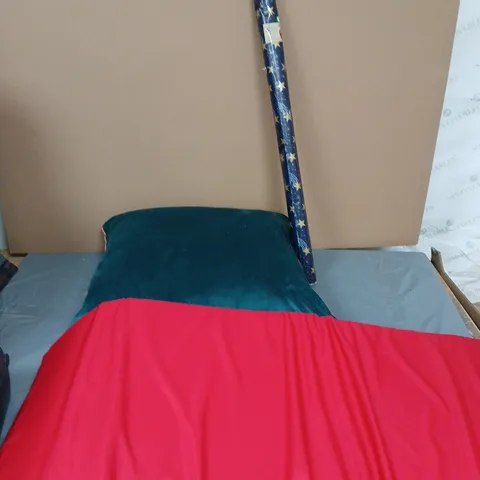 BOARD GAME WITH CUSHION SET AND STAR-WRAPPED CYLINDER (MIXED LOT)