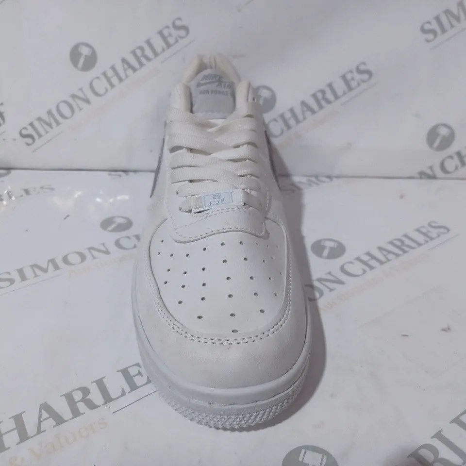 PAIR OF NIKE AIR FORCE 1 TRAINERS IN WHITE/GREY UK SIZE 6.5