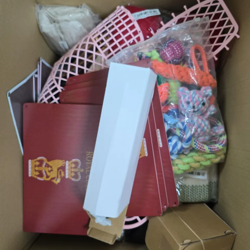 APPROXIMATELY 20 ASSORTED HOUSEHOLD PRODUCTS TO INCLUDE DOG TOYS, WALL ART, STORAGE BAGS ETC