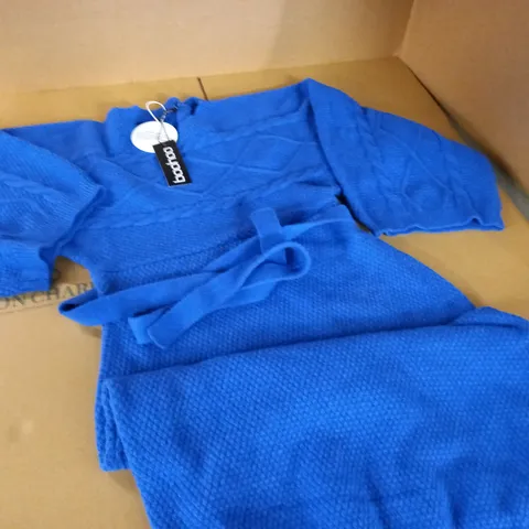 BOOHOO PETITE CABLE KNIT BATWING BELTED JUMPER IN BLUE - L