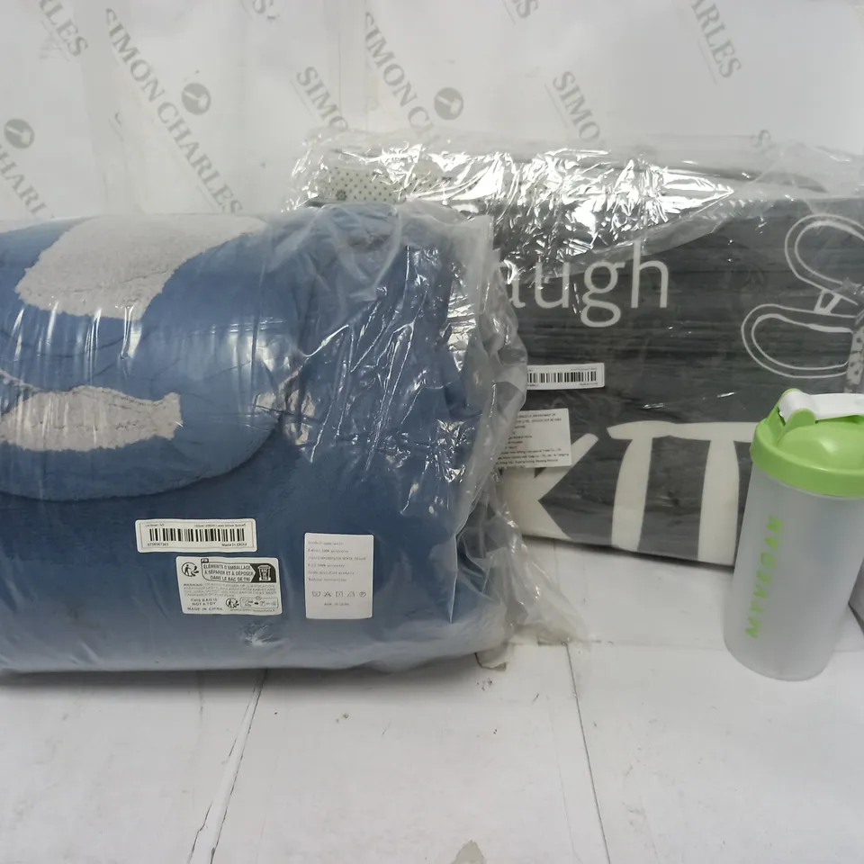 APPROXIMATELY 10 ASSORTED HOUSEHOLD ITEMS TO INCLUDE RUGS, MYVEGAN SHAKER BOTTLE, QUILT, ETC