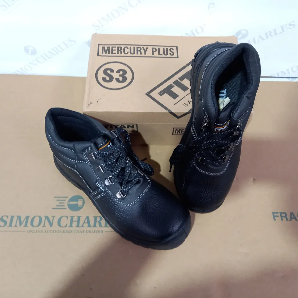 BOXED PAIR OF TITAN BLACK SAFETY BOOTS SIZE 5