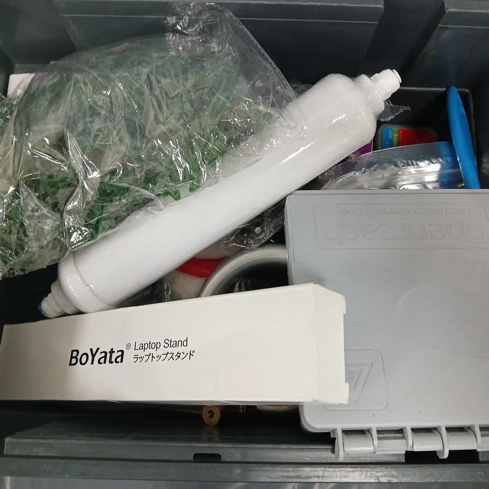APPROXIMATELY 16 ASSORTED HOUSEHOLD ITEMS TO INCLUDE SUEDE HEEL GRIPS, LAPTOP STAND, SOLDERING PASTE, ETC